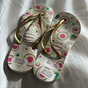 NWT Havaianas Slim Flip Flops with Colorful Circles Size 39-40